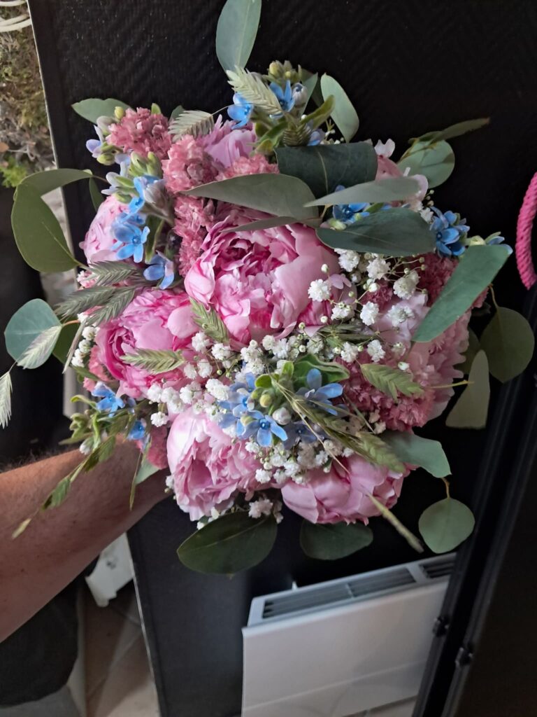 Bouquet de pivoines roses et fleurs fraîches