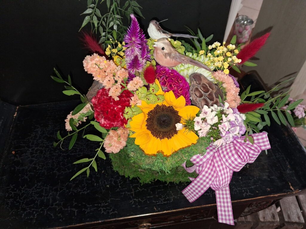 Composition florale personnalisée avec tournesols et ruban